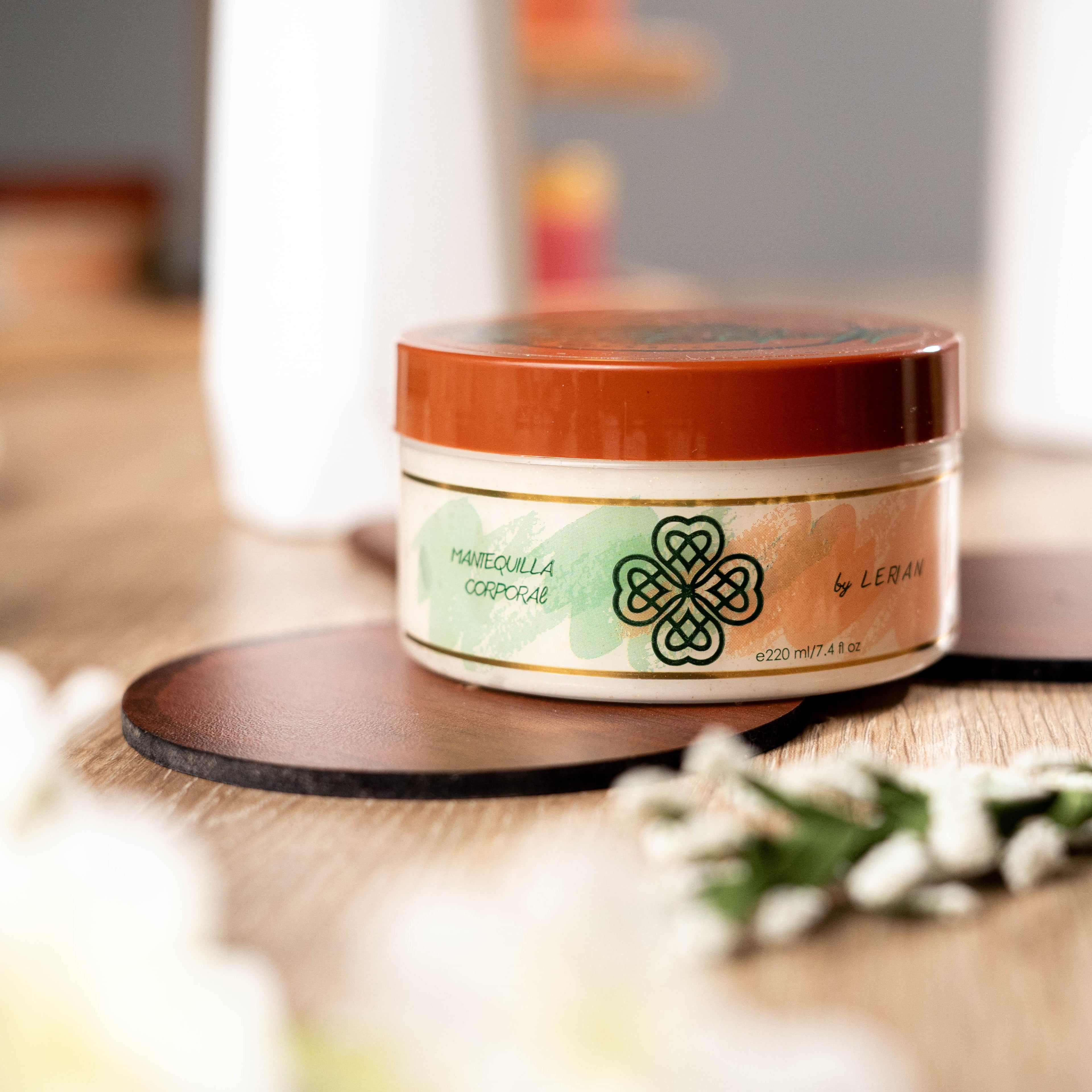 Comba de la Belleza: Mantequilla + exfoliante + agua de rosas